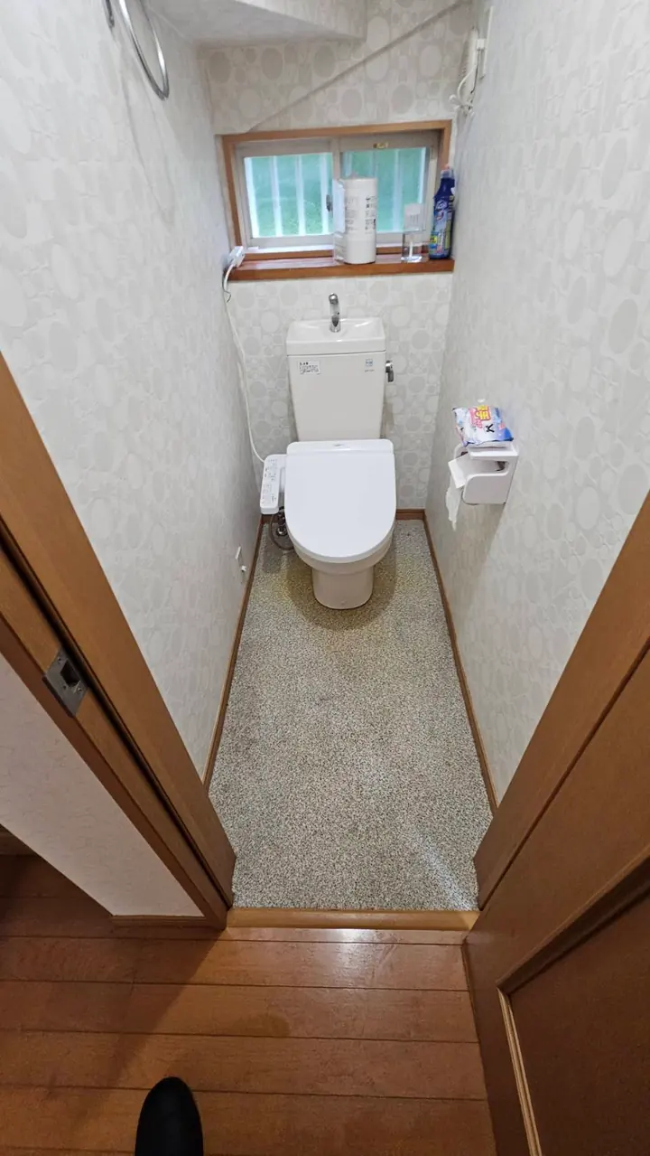 トイレ室内の清掃後。便器と床面の汚れを除去した状態